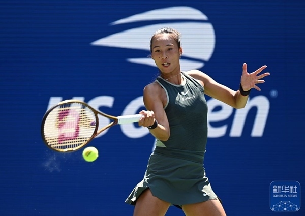 鄭欽文在比賽中回球。新華社記者 李睿 攝