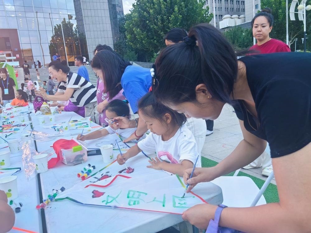 △家長與孩子一起參與“文明上網(wǎng)”系列主題活動。