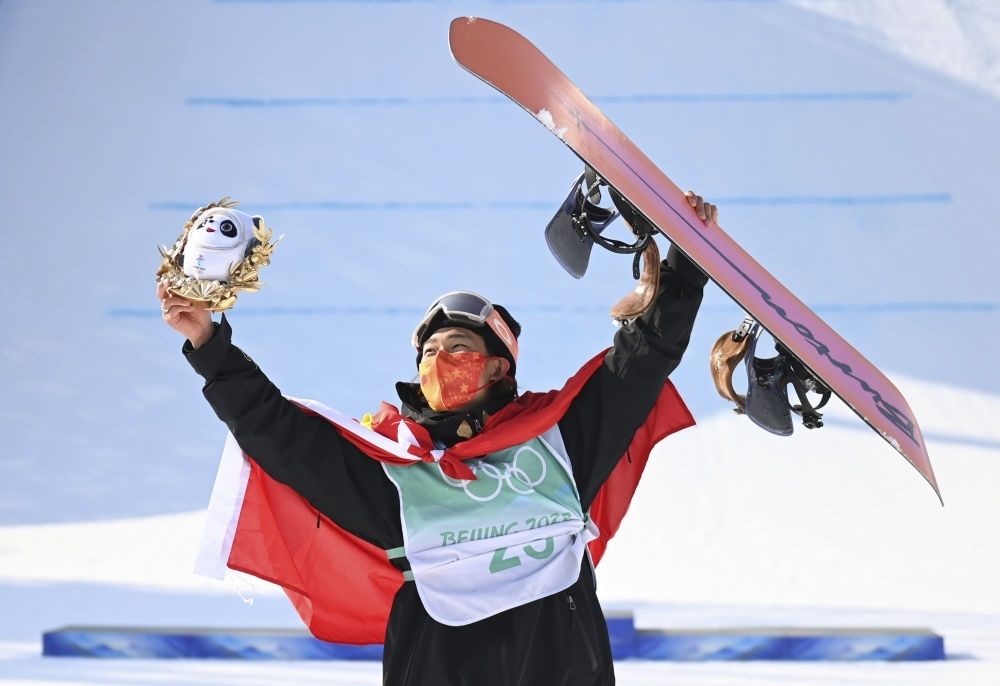 蘇翊鳴在北京2022年冬奧會(huì)單板滑雪男子大跳臺(tái)決賽奪冠后慶祝（2022年2月15日攝）。新華社記者 黃宗治 攝