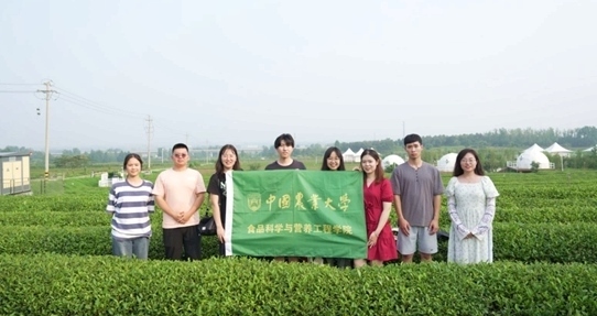 在山東日照，中國(guó)農(nóng)業(yè)大學(xué)食品學(xué)院實(shí)踐團(tuán)就農(nóng)業(yè)生產(chǎn)智能化設(shè)備、肥料選用等問題開展實(shí)地調(diào)研，并面向300余名村民陸續(xù)開展4次科普宣講。校方供圖