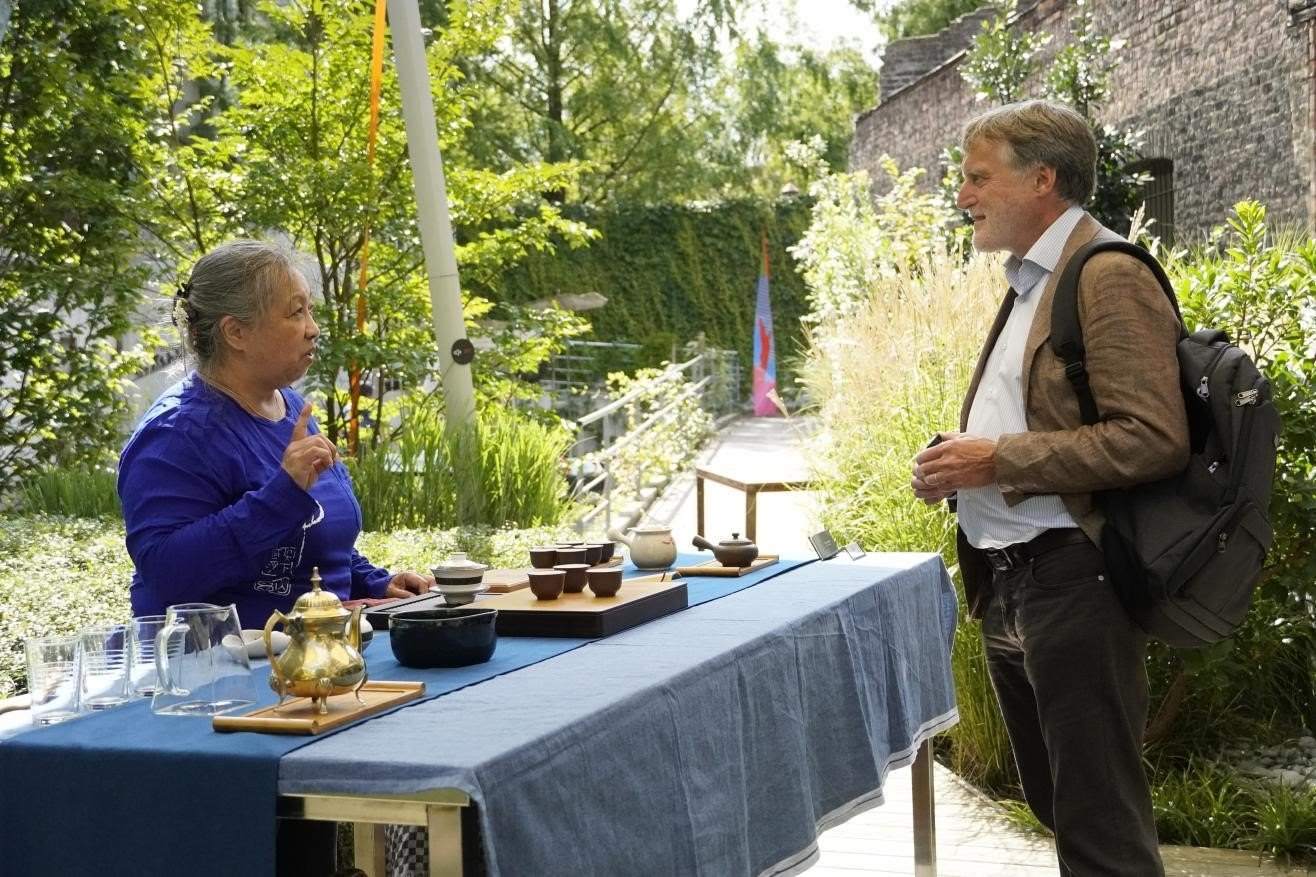 在博物館的戶外花園來(lái)賓品味中國(guó)茶藝。比利時(shí)維他命文化傳媒供圖