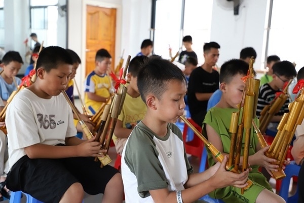 孩子們?cè)趯W(xué)吹蘆笙。融水縣文化館供圖