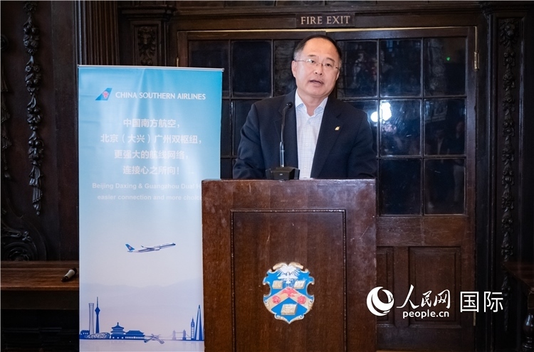 圖為中國駐倫敦旅游辦事處主任張力致辭。人民網(wǎng) 郭錦標(biāo)攝