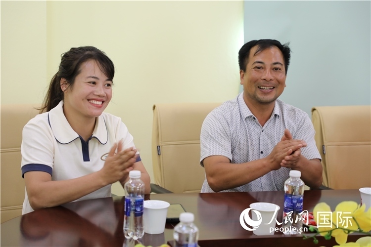 越南沙巴市黃連寄宿制民族小學(xué)老師阮氏秋姮、阮文享。人民網(wǎng)記者簡承淵攝