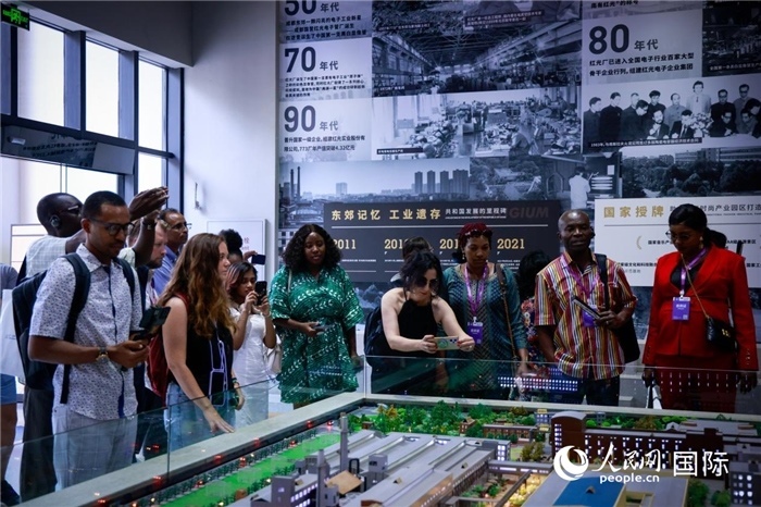 2024“一帶一路”媒體合作論壇聯(lián)合采訪調(diào)研行成員在東郊記憶園區(qū)參觀采訪。本報(bào)記者 伊霄攝