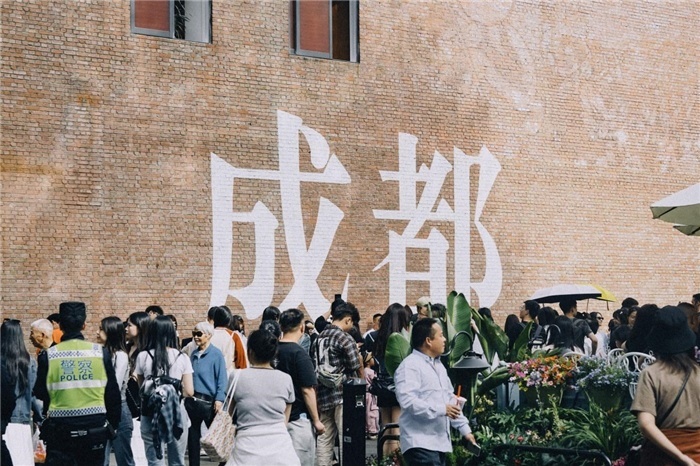 東郊記憶園區(qū)“成都?jí)Α币跃薮蟮摹俺啥肌弊謽雍酮?dú)特的藝術(shù)設(shè)計(jì)成為園區(qū)的網(wǎng)紅打卡地，吸引了眾多游客和市民前來參觀。資料圖片