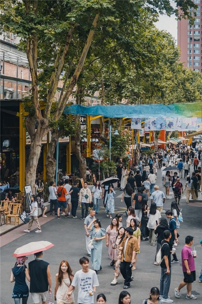 北街美食區(qū)是東郊記憶園區(qū)集美食、文化與休閑于一體的特色區(qū)域，為游客和當(dāng)?shù)鼐用裉峁┝素S富多樣的餐飲選擇。資料圖片