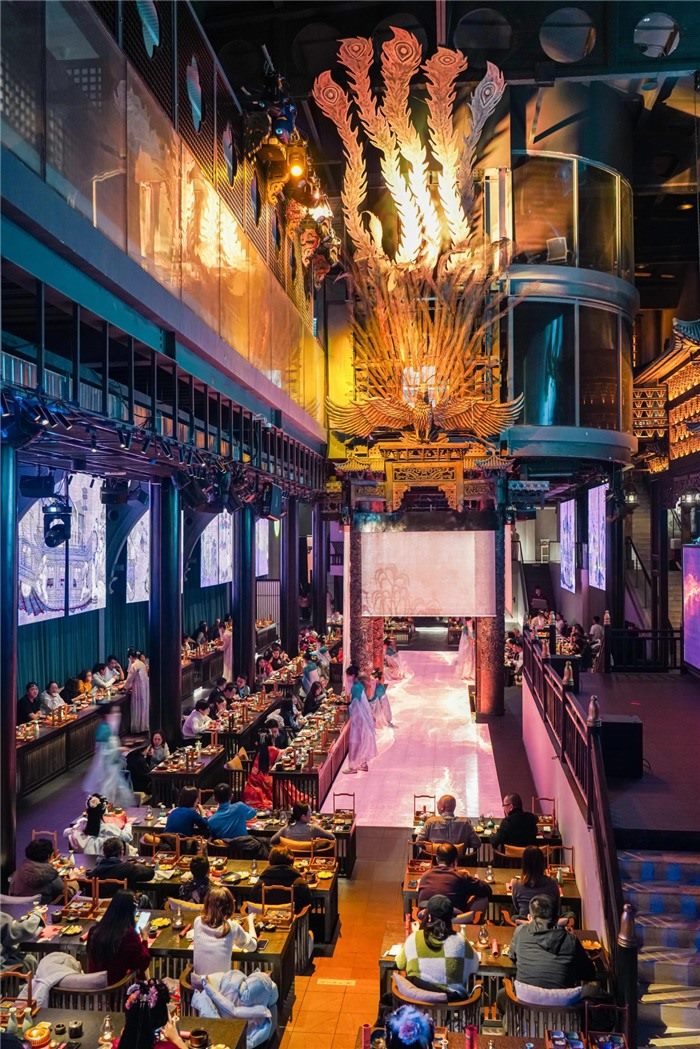 東郊記憶園區(qū)內(nèi)以蜀地文化為創(chuàng)作背景，溯源中國(guó)傳統(tǒng)宴飲儀禮打造的全景沉浸式漢文化主題餐秀。成都傳媒集團(tuán)供圖