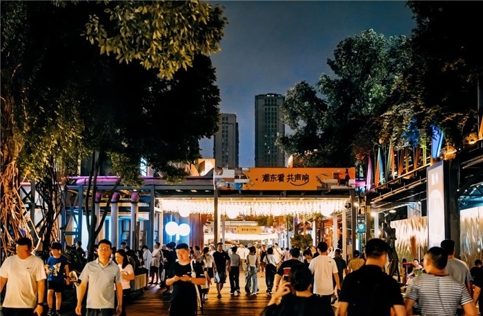 夜幕下的東郊記憶園區(qū)人流如織，熱度不減。資料圖片