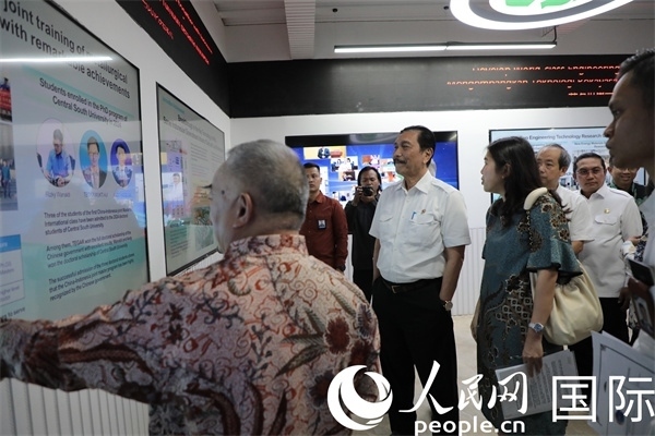 印尼對華合作牽頭人、統(tǒng)籌部長盧胡特（中）參觀中國—印尼新能源材料與冶金工程技術(shù)聯(lián)合研究實驗室。人民網(wǎng)記者曹師韻攝