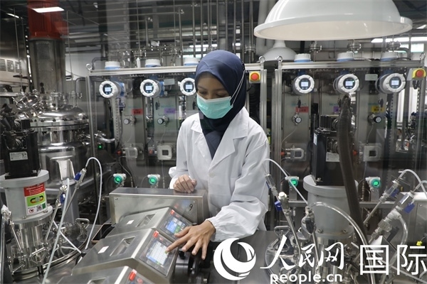 中國—印尼新能源材料與冶金工程技術(shù)聯(lián)合研究實驗室內(nèi)，研究人員正在工作。人民網(wǎng)記者曹師韻攝