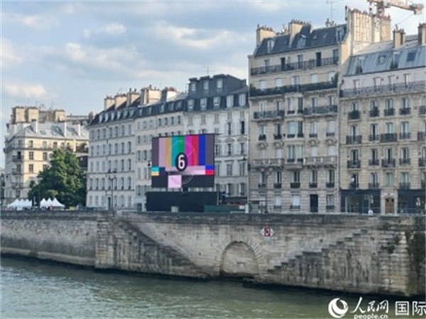 奧運會開幕式，安置在塞納河兩岸的大屏幕。人民網(wǎng)記者 何蒨攝
