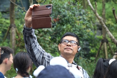 媒體考察團成員在熊貓谷拍照“打卡”。（李佩藺 攝）