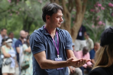 意大利逆流外交網(wǎng)站總編輯亞歷山大·比安奇學(xué)習(xí)青城太極。（李佩藺 攝）