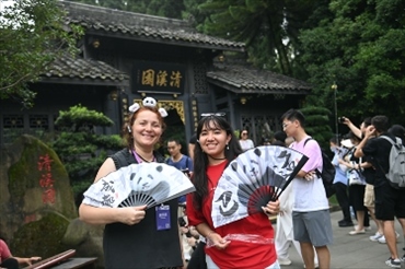 媒體考察團(tuán)成員在都江堰清溪園合影留念。（陳斌 攝）