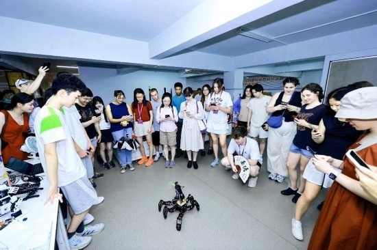 8月25日，中外青年在浙江杭州觀看機(jī)器人表演。新華社發(fā)（清華大學(xué)供圖）