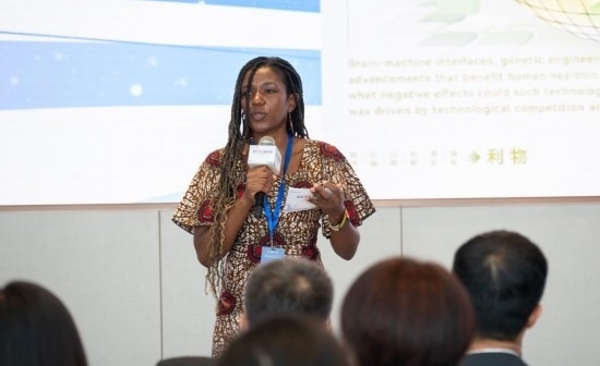 8月29日，在第二屆清華國(guó)際青年對(duì)話論壇活動(dòng)上，來(lái)自烏干達(dá)的媒體人詹尼弗·阿西姆韋分享中國(guó)之旅的感悟。新華社發(fā)（畢尚宏攝）