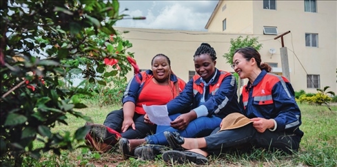 在肯尼亞內(nèi)羅畢，非洲之星鐵路運(yùn)營公司工電部電子設(shè)備檢修工區(qū)工長陳玲（右）在休息時(shí)教學(xué)員唱中文歌曲（2023 年 5 月 23 日攝） 王冠森攝 / 本刊