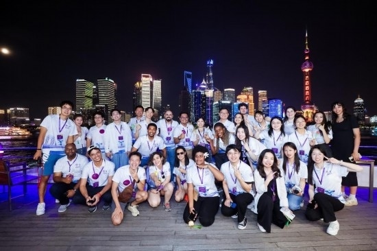 8月21日，中外青年在上海參觀時(shí)合影留念。新華社發(fā)（清華大學(xué)供圖）