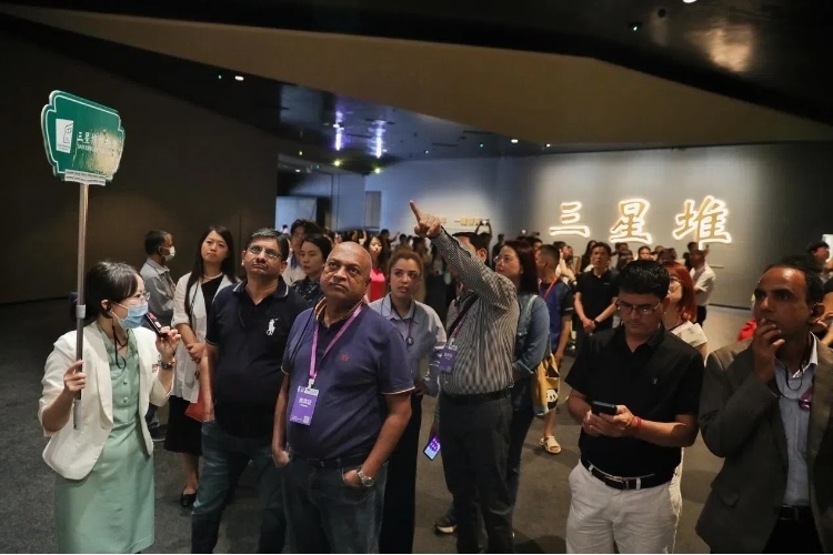8月31日，亞洲媒體考察團(tuán)參訪三星堆博物館?！吨袊?guó)經(jīng)濟(jì)周刊》記者肖翊攝