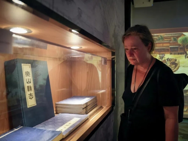 2024“一帶一路”媒體合作論壇聯(lián)合采訪調(diào)研行成員在蘇稽古鎮(zhèn)調(diào)研樂(lè)山歷史文化。本報(bào)記者 伊霄攝