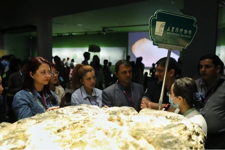 8月31日，亞洲媒體考察團(tuán)參訪三星堆博物館。左一為馬來(lái)西亞《星報(bào)》首席商務(wù)官莉迪婭·王?！吨袊?guó)經(jīng)濟(jì)周刊》記者肖翊攝