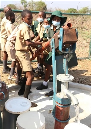 △2021年11月，在津巴布韋南馬塔貝萊蘭省省會關(guān)達的塞農(nóng)多小學，學生從中國援建水井里打水。