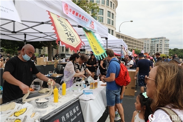 3、活動現(xiàn)場設(shè)置了眾多展臺。 人民網(wǎng)記者 李志偉攝