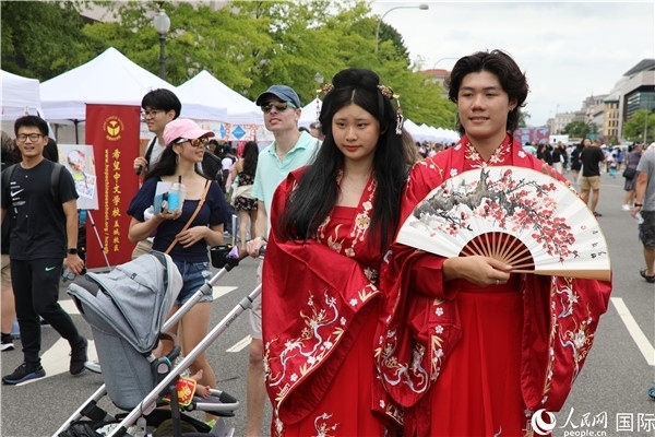 5、當?shù)厝A僑華人身穿漢服參加文化節(jié)。 人民網(wǎng)記者 李志偉攝