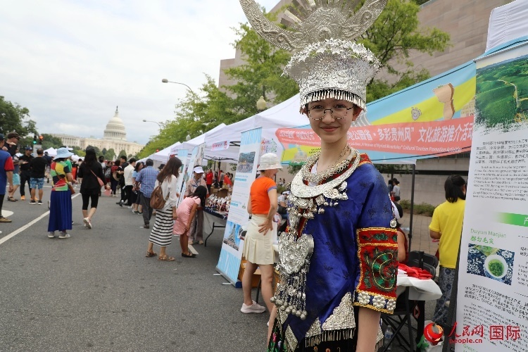 在第22屆美國華盛頓“中國文化節(jié)”上，一名當?shù)孛癖娚泶┲袊贁?shù)民族服飾。人民網(wǎng)記者 李志偉攝