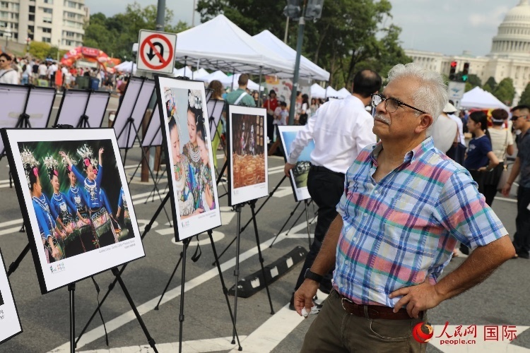 80余幅貴州主題攝影圖片展示了貴州文旅魅力。人民網(wǎng)記者 李志偉攝