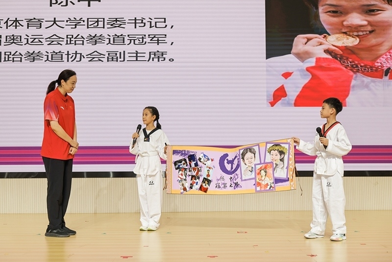 兩位學(xué)生小記者對(duì)話陳中老師。學(xué)校供圖