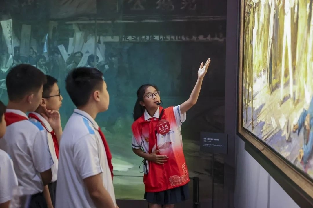 同學(xué)們觀賞不同革命場(chǎng)景及烈士形象的藝術(shù)作品。徐匯區(qū)總工會(huì)供圖