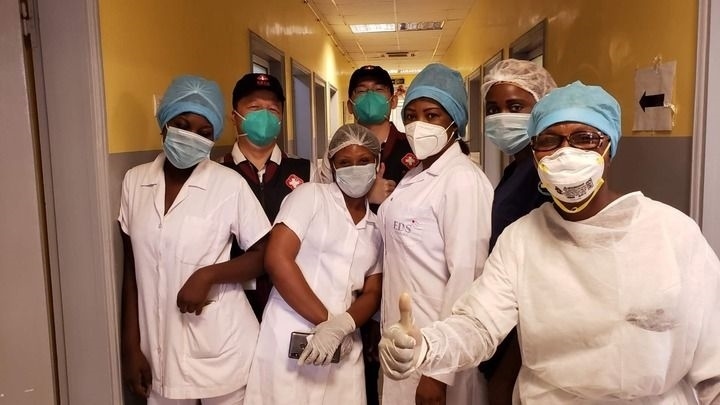 2020年5月26日，中國抗疫醫(yī)療專家組在剛果（布）首都布拉柴維爾指導(dǎo)新冠肺炎病房建設(shè)時，與當(dāng)?shù)匾痪€醫(yī)務(wù)人員合影。新華社發(fā)