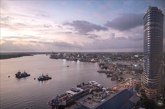 這是2023年12月29日拍攝的日出時(shí)分的坦桑尼亞達(dá)累斯薩拉姆港。新華社記者 王冠森 攝