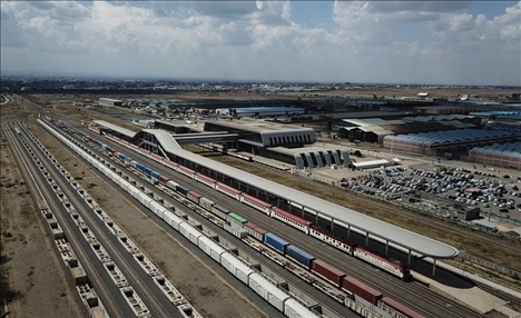 這是2023年9月20日在肯尼亞首都內(nèi)羅畢拍攝的蒙內(nèi)鐵路內(nèi)羅畢站（無人機(jī)照片）。新華社記者 韓旭 攝