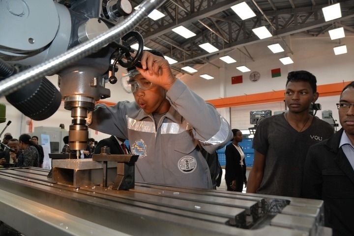 2024年4月26日，在馬達(dá)加斯加首都塔那那利佛，塔那那利佛大學(xué)理工學(xué)院的學(xué)生在魯班工坊操作設(shè)備。新華社發(fā)（西塔卡·拉喬納里松攝）