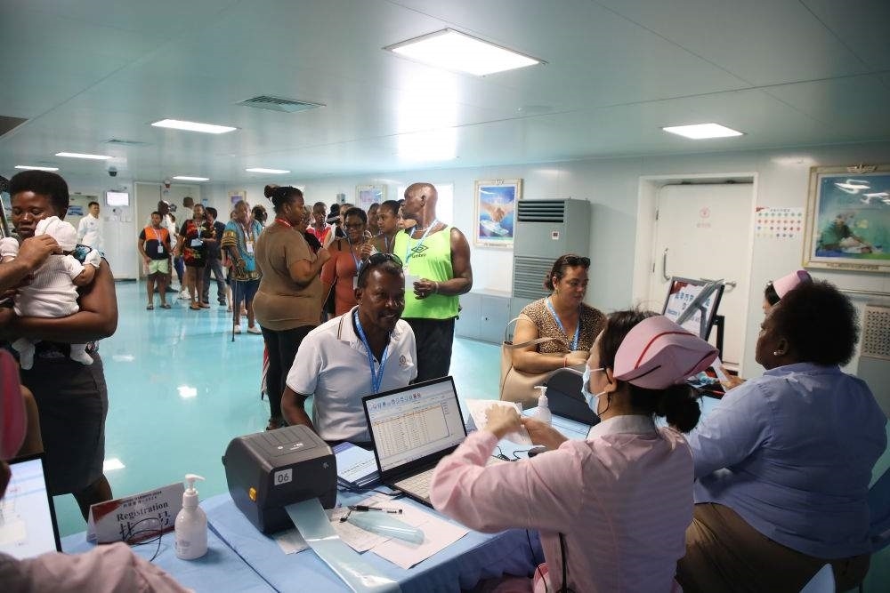 2024年7月8日，塞舌爾民眾在中國海軍“和平方舟”號(hào)醫(yī)院船上排隊(duì)就診。