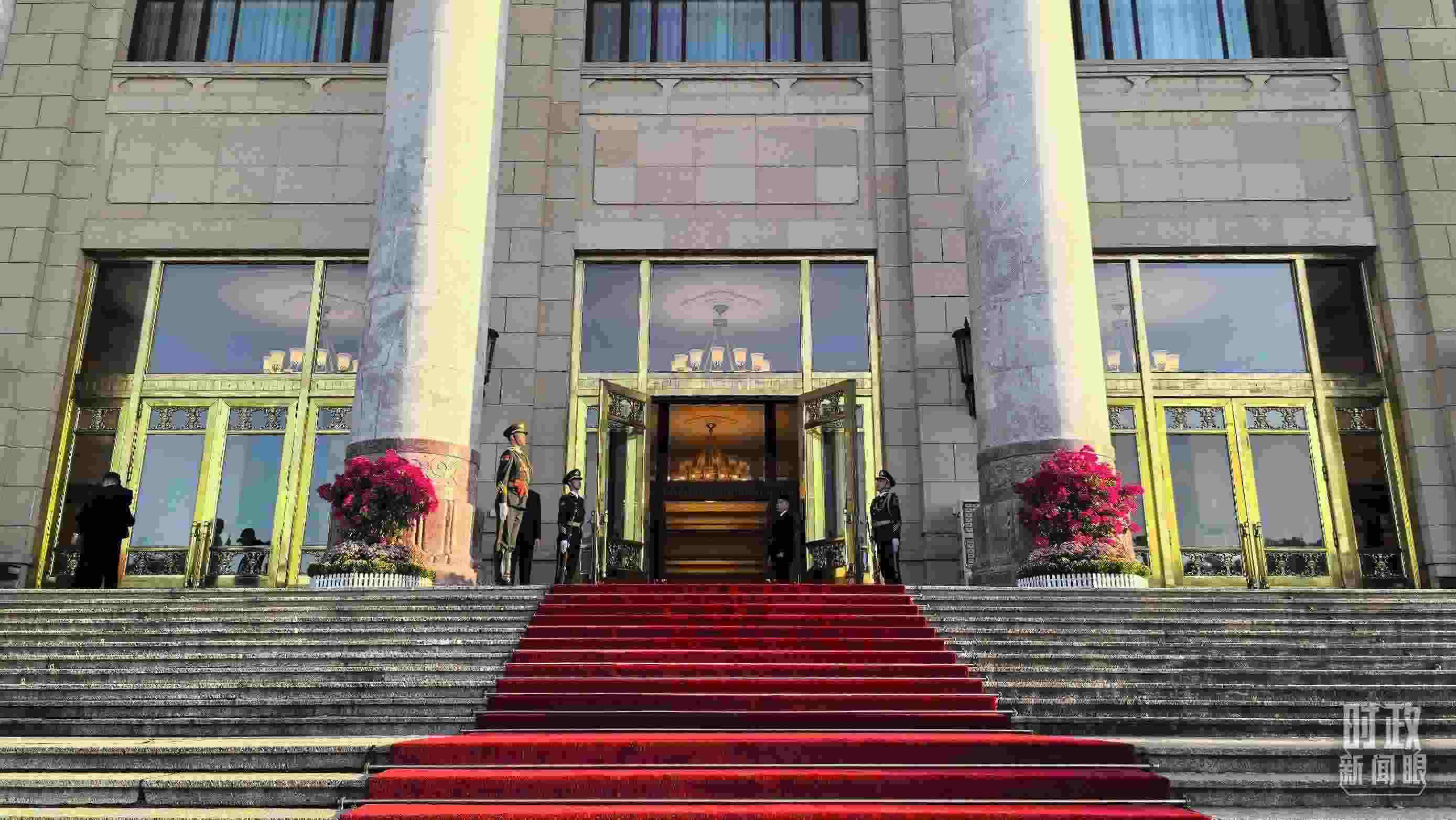 △人民大會堂外，禮兵列隊迎接貴賓。（總臺央視記者陸泓宇拍攝）