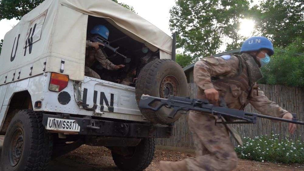 2022年7月27日，中國第八批赴南蘇丹（朱巴）維和步兵營百人防暴隊(duì)抵達(dá)預(yù)定區(qū)域，進(jìn)行綜合防衛(wèi)演練。針對(duì)南蘇丹社會(huì)安全問題及近期在剛果（金）東部地區(qū)發(fā)生的針對(duì)聯(lián)合國剛果（金）穩(wěn)定特派團(tuán)的抗議示威活動(dòng)，中國第八批赴南蘇丹（朱巴）維和步兵營于日前組織UN HOUSE（聯(lián)合國之家）綜合防衛(wèi)演練，以應(yīng)對(duì)可能出現(xiàn)的難民涌入、營門遇襲、暴恐威脅等突發(fā)情況。