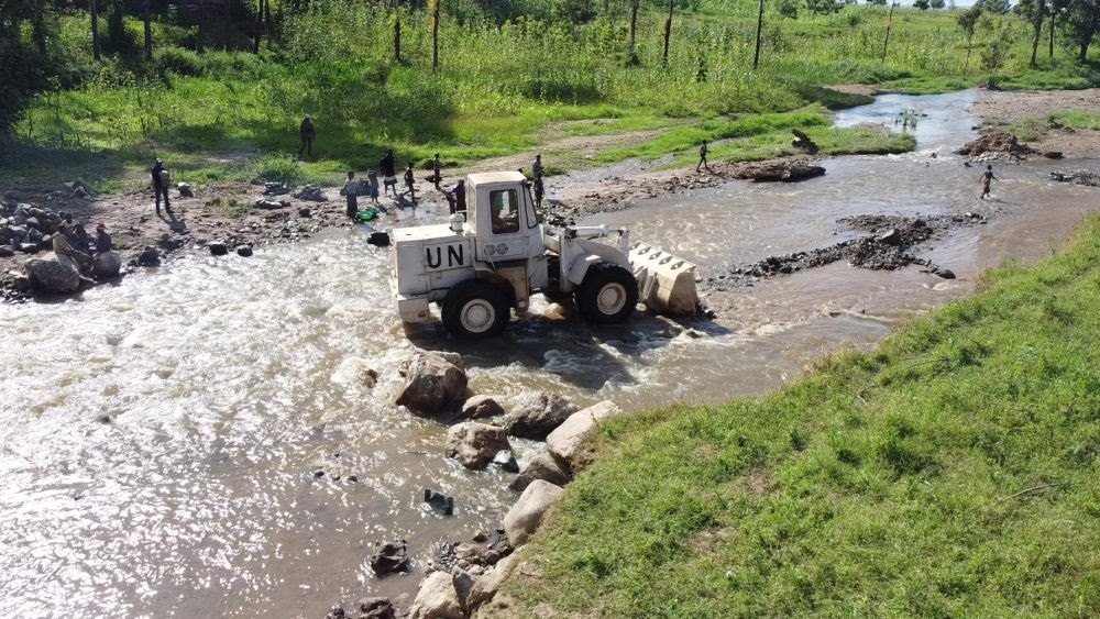 2023年6月7日，在剛果（金）南基伍省卡萊亥地區(qū)，中國第26批赴剛果（金）維和工兵分隊(duì)官兵進(jìn)行施工作業(yè)。