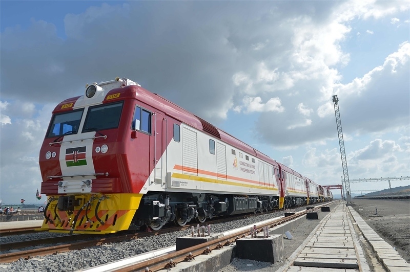 當(dāng)?shù)貢r間2017年5月30日，肯尼亞蒙巴薩，連接肯尼亞港口城市蒙巴薩和首都內(nèi)羅畢的蒙內(nèi)鐵路正式竣工通車。