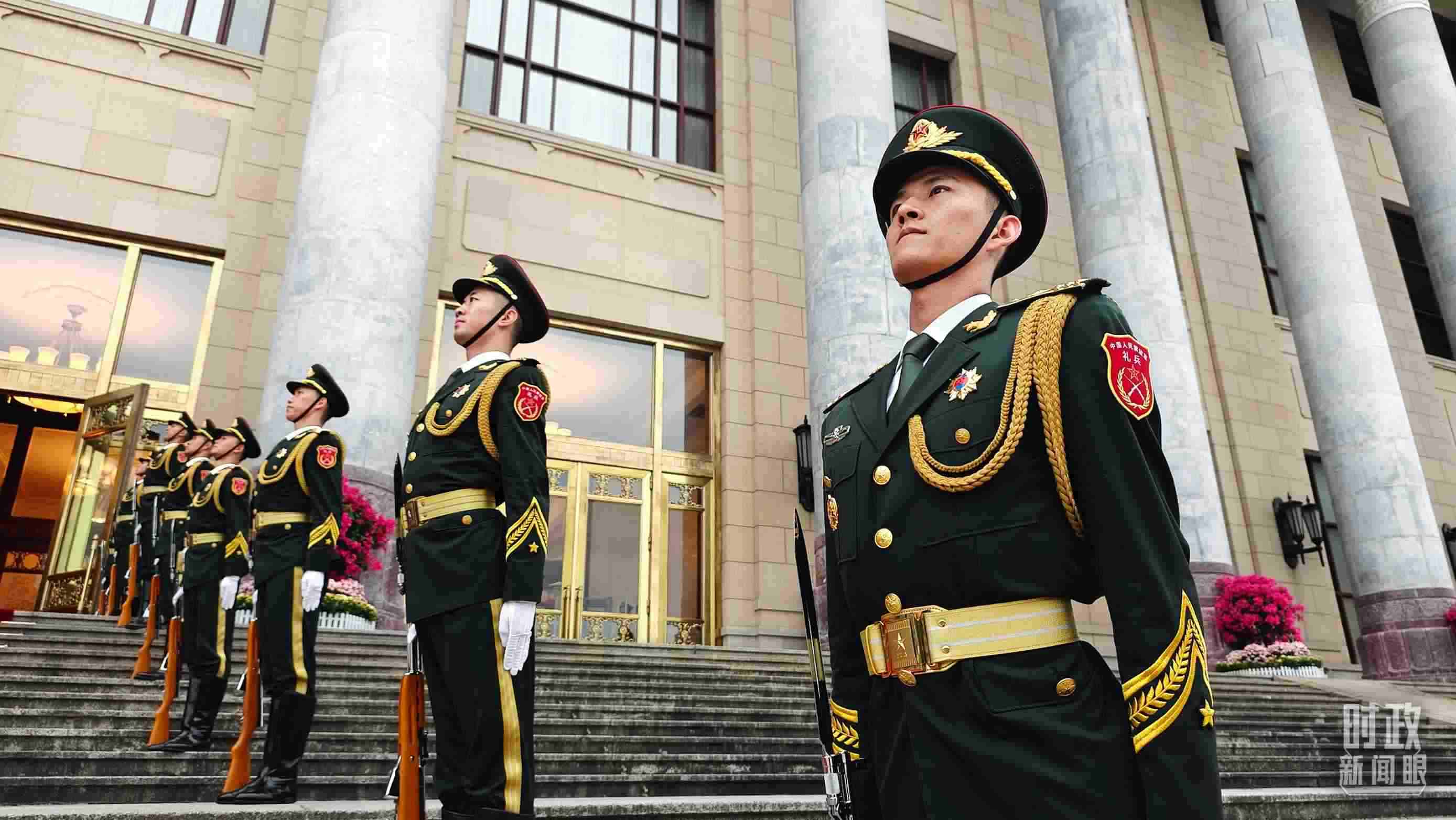  △人民大會堂外，禮兵列隊歡迎外國領導人。（總臺央視記者韓銳拍攝）