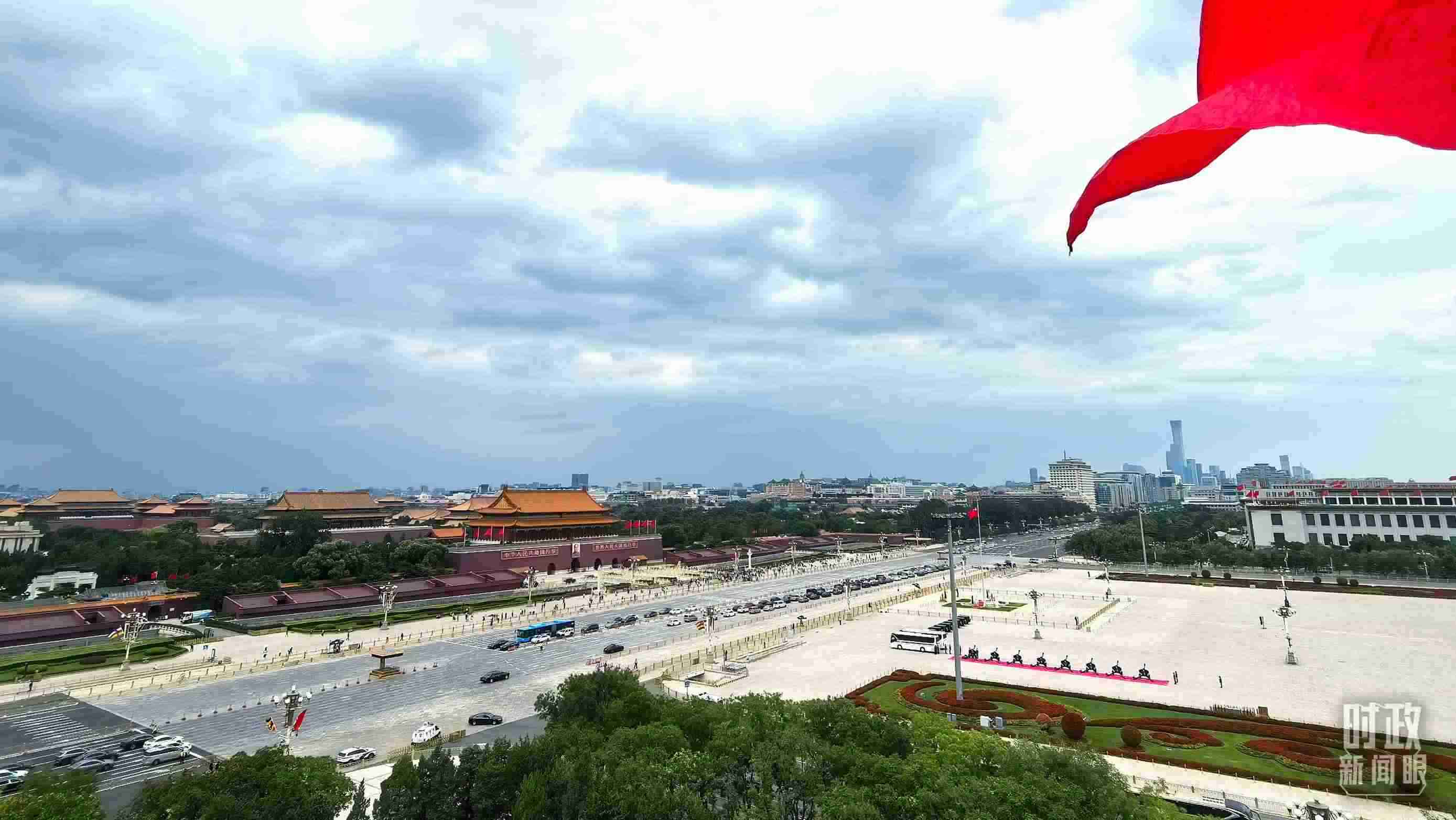 △北京長安街兩側懸掛中非合作論壇成員旗幟。（總臺央視記者張垚拍攝）