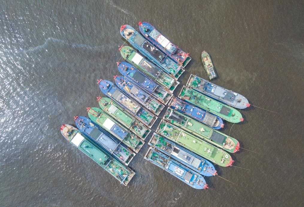 9月4日，船只在海南省?？谑行赂鄞a頭停靠避風(fēng)（無人機照片）。新華社記者 蒲曉旭 攝