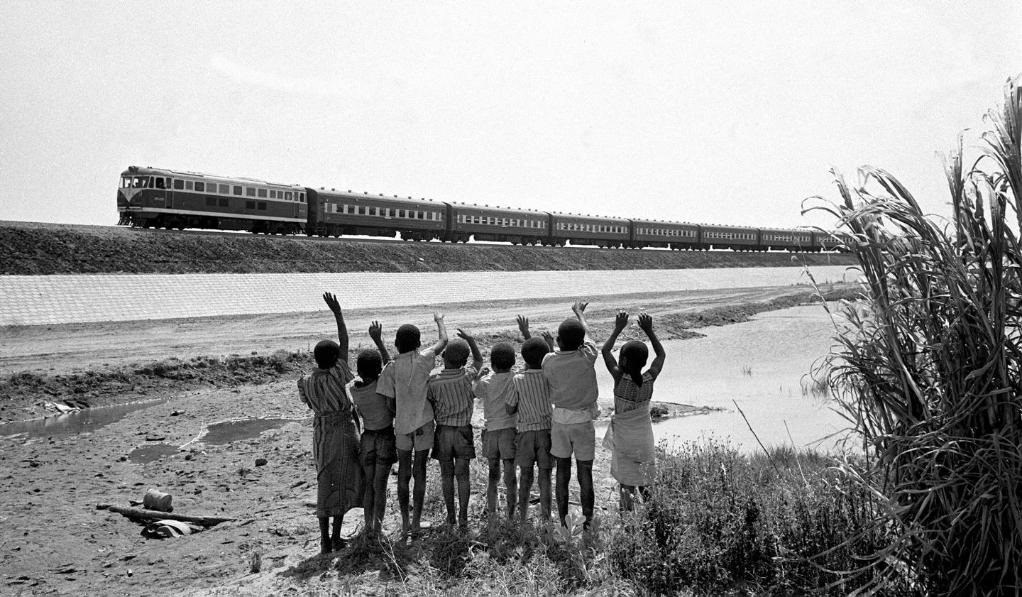 贊比亞魯西瓦西湖畔的少年兒童歡迎坦贊鐵路的列車(chē)通到他們的家鄉(xiāng)（1976年攝）。新華社發(fā)