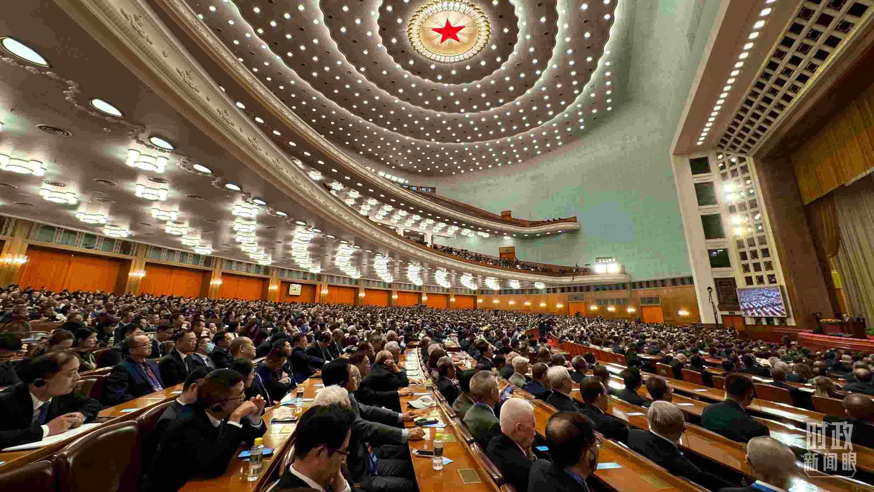  △中非合作論壇非方成員國國家元首、政府首腦、代表團(tuán)團(tuán)長及國際和地區(qū)組織負(fù)責(zé)人等中外各界人士3200余人出席開幕式。（總臺(tái)央視記者蔣碩拍攝）