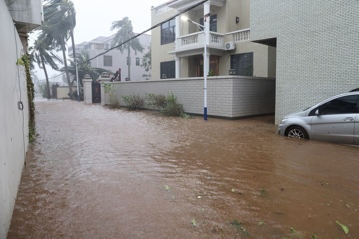 臺風“摩羯”導致海南部分地區(qū)出現(xiàn)洪澇。新華社記者 張麗蕓 攝