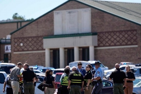 9月4日，在美國(guó)佐治亞州巴羅縣溫德市，警察聚集在發(fā)生槍擊事件的阿巴拉契高中外。新華社/美聯(lián)