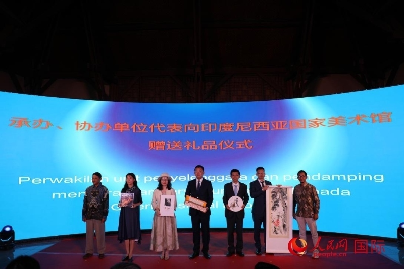 在展覽開幕式現(xiàn)場，本次展覽的承辦、協(xié)辦單位代表向印尼國家美術(shù)館贈送禮品。人民網(wǎng)記者 曹師韻攝
